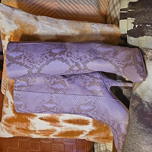 Lavender boots - Picture 1 of 4